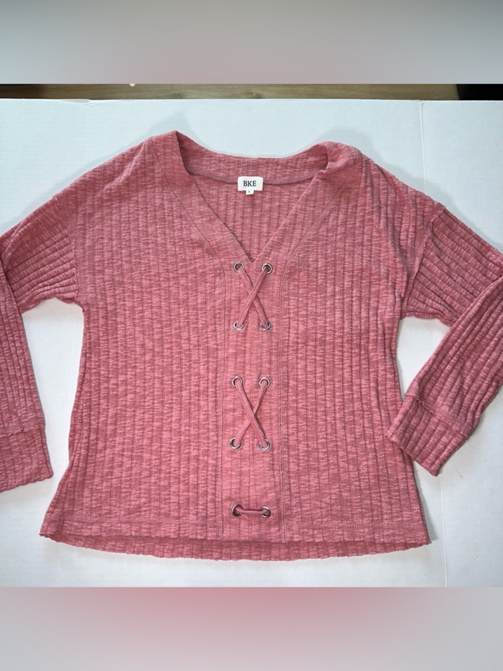 BKE Buckle Women’s Mauve V Neck Ribbed Knit Sweater With Lace Up Detail